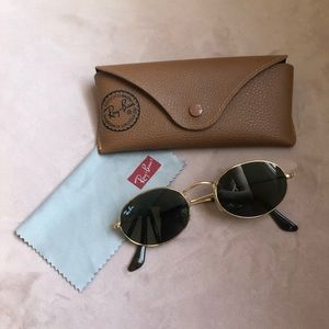 Classic oval Ray-bans (black shades with gold finish)